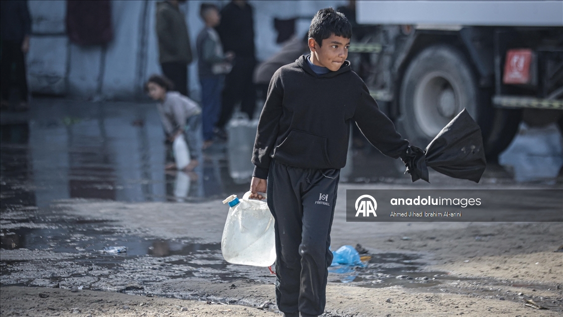 Gazze'de yerinden edilenlere su dağıtımı yapıldı