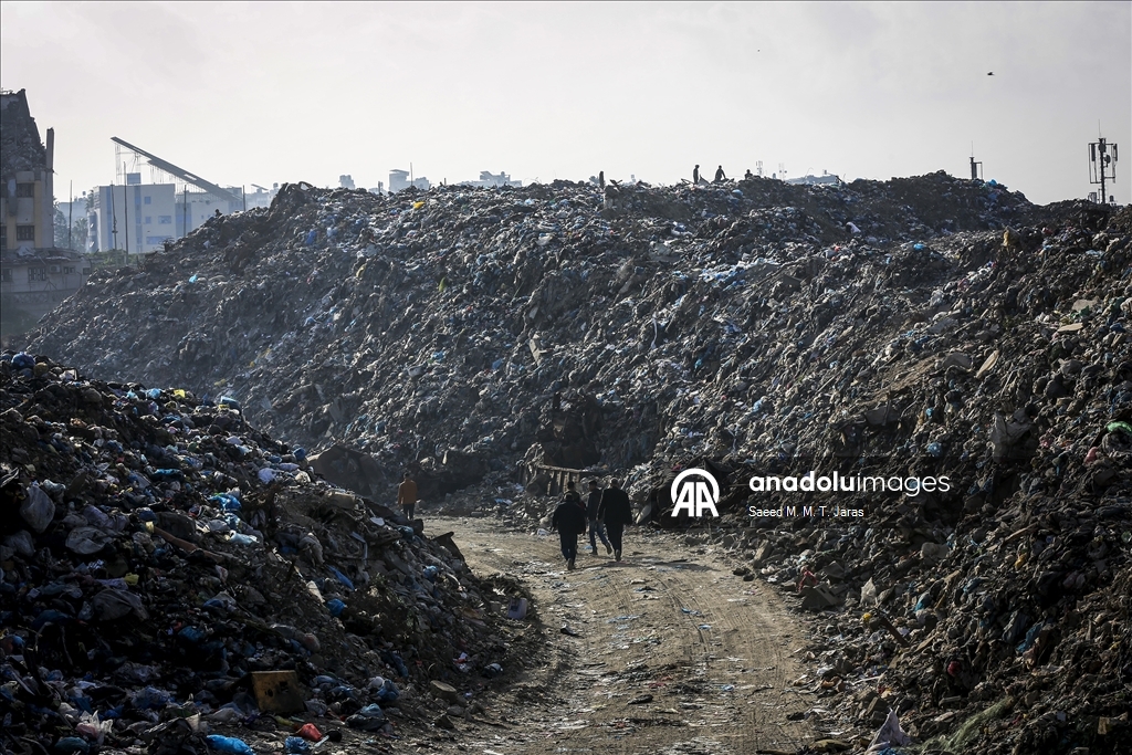 Gazze kentinde çevre ve sağlık riski oluşturan çöplük temizleniyor
