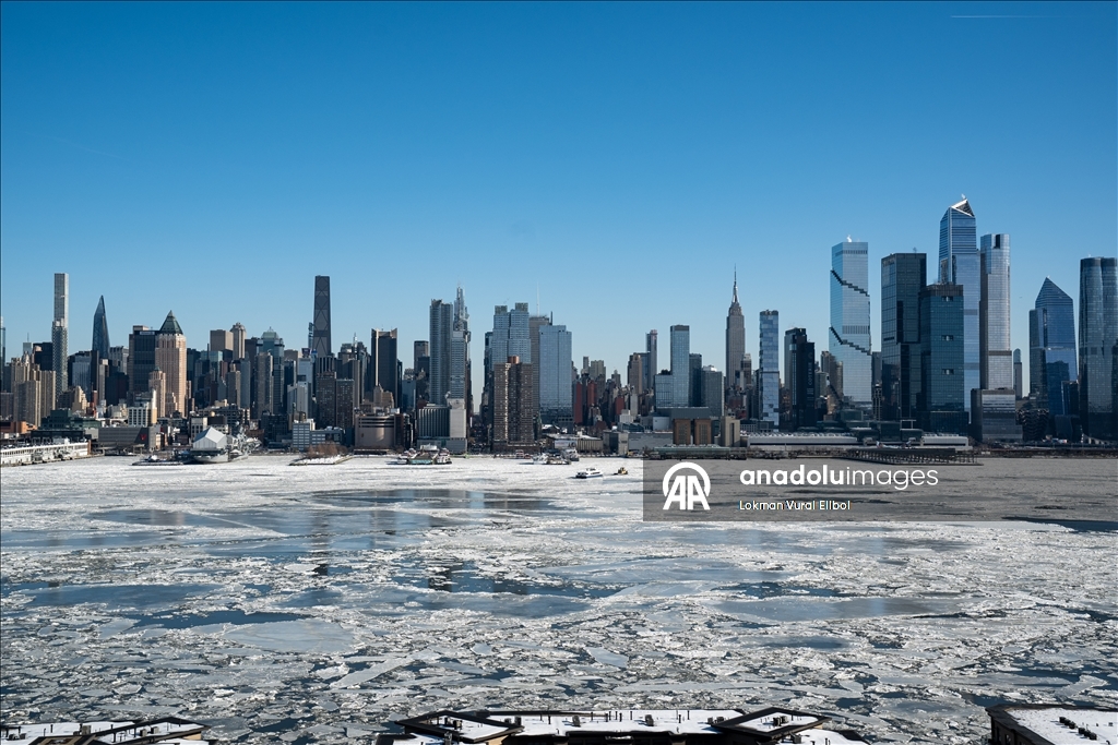 Ледяные глыбы на Гудзоне после двухнедельных морозов