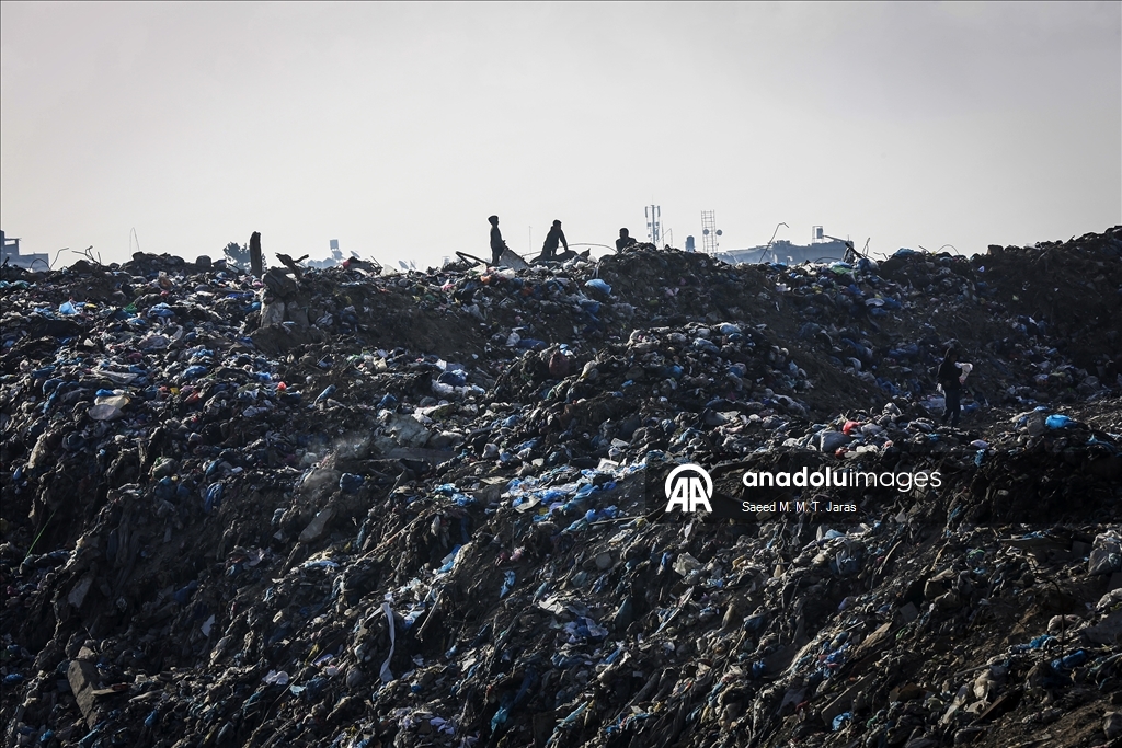 Gazze kentinde çevre ve sağlık riski oluşturan çöplük temizleniyor