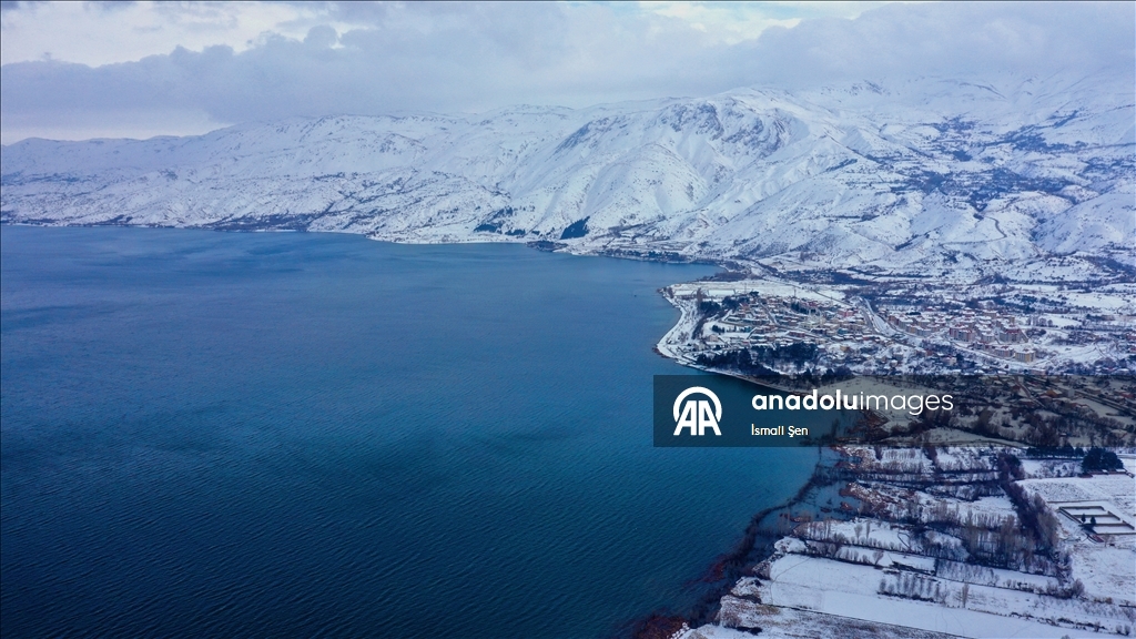 Çevresi karla kaplı Hazar Gölü ziyaretçilerini ağırlıyor