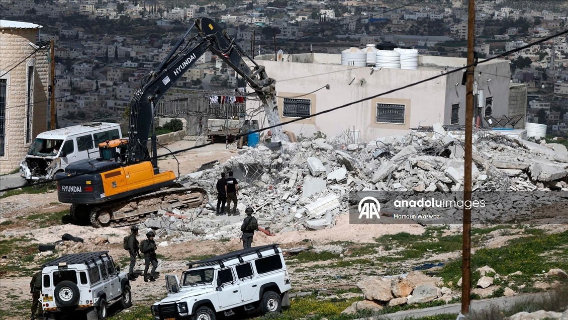 İsrail ordusu işgal altındaki Batı Şeria'da Filistinlilere ait bir evi yıktı