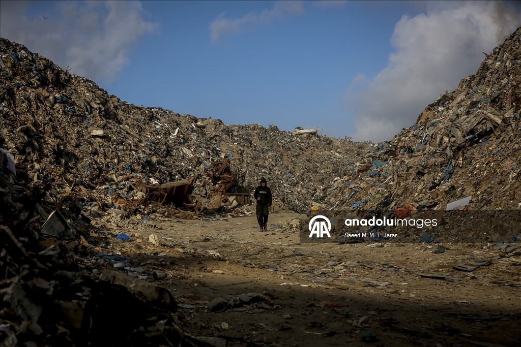 Gazze kentinde çevre ve sağlık riski oluşturan çöplük temizleniyor