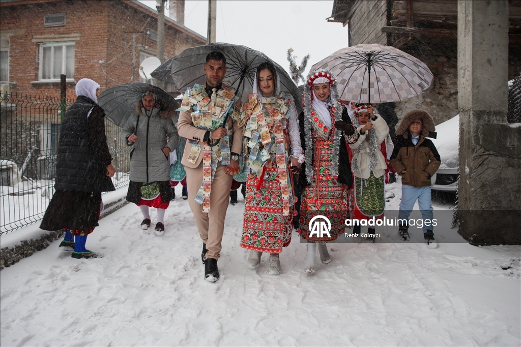 Bulgaristan’ın Ribnovo köyünde “gelina” geleneği yaşatılmaya devam ediyor
