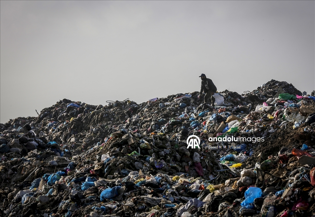 Gazze kentinde çevre ve sağlık riski oluşturan çöplük temizleniyor