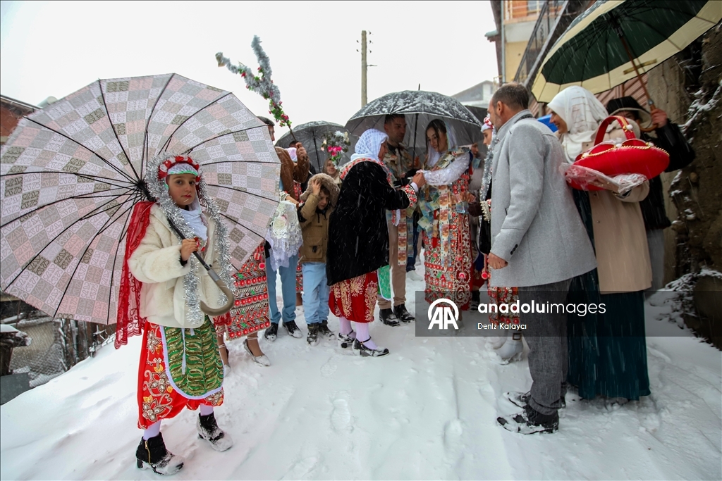 Bulgaristan’ın Ribnovo köyünde “gelina” geleneği yaşatılmaya devam ediyor