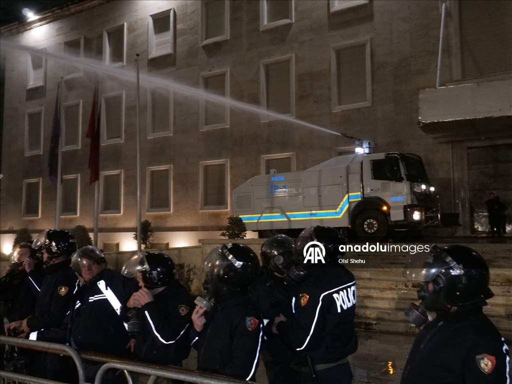Албанская полиция применила водометы для разгона акции протеста оппозиции