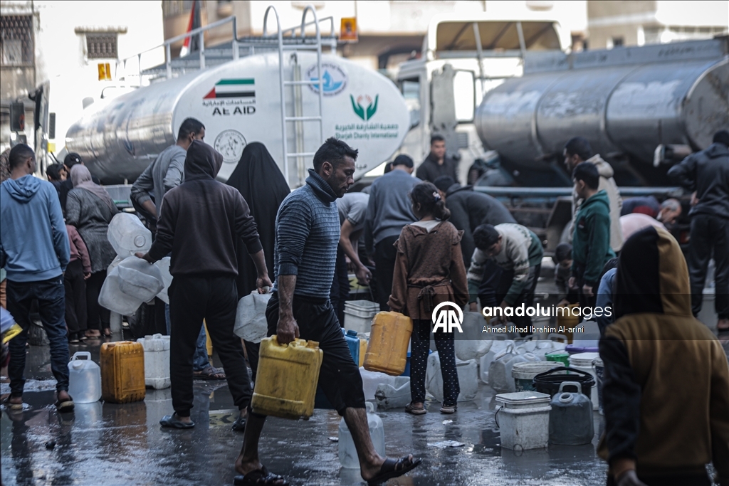 Gazze'de yerinden edilenlere su dağıtımı yapıldı