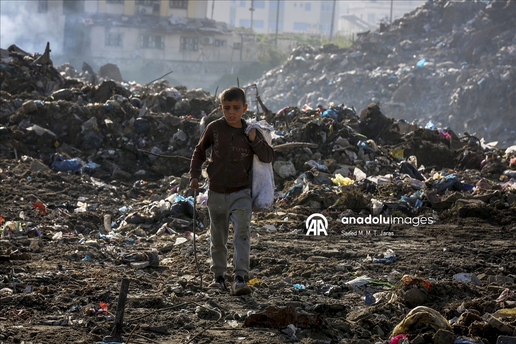 Gazze kentinde çevre ve sağlık riski oluşturan çöplük temizleniyor