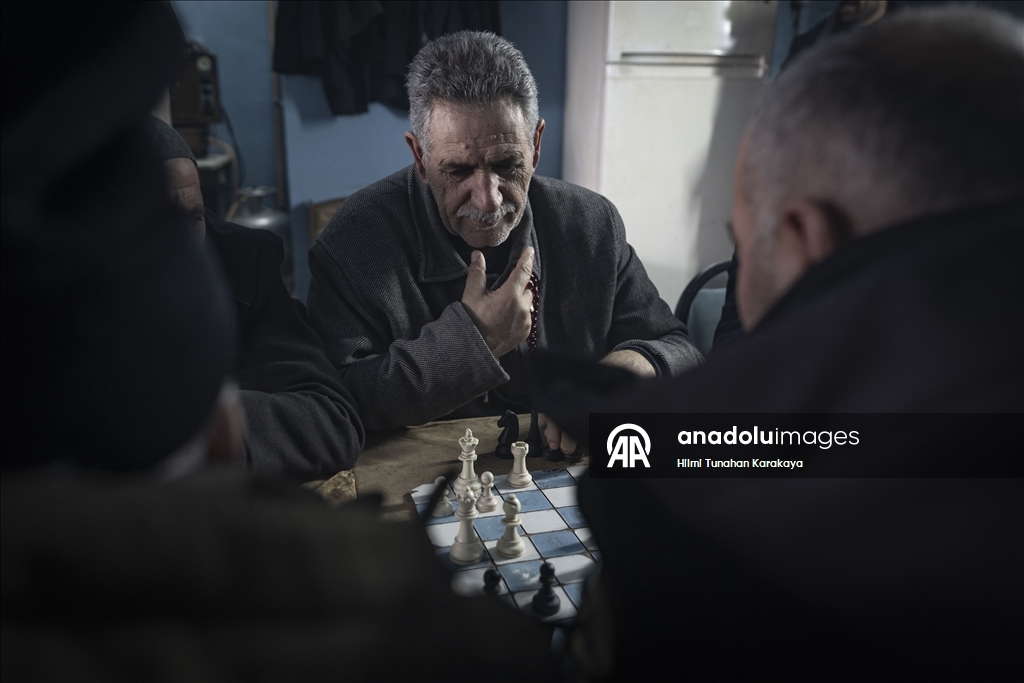 Erzurumlu satranç tutkunu amcalar, kahvehanede çay ve hatıralarla günlerini geçiriyor