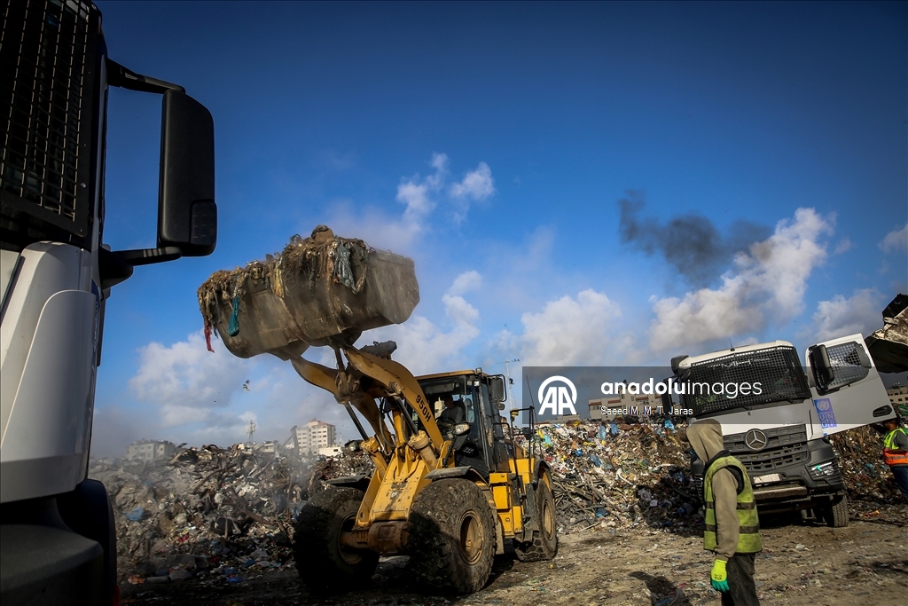 Gazze kentinde çevre ve sağlık riski oluşturan çöplük temizleniyor