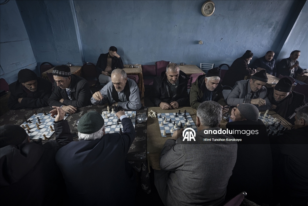 Erzurumlu satranç tutkunu amcalar, kahvehanede çay ve hatıralarla günlerini geçiriyor