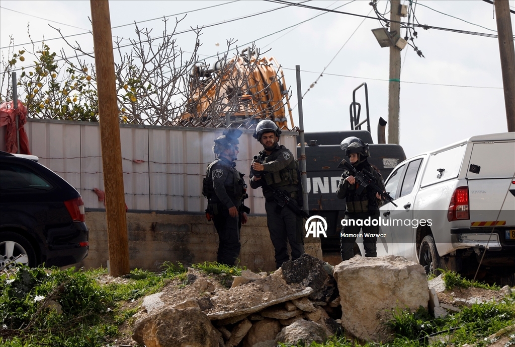 İsrail ordusu işgal altındaki Batı Şeria'da Filistinlilere ait bir evi yıktı