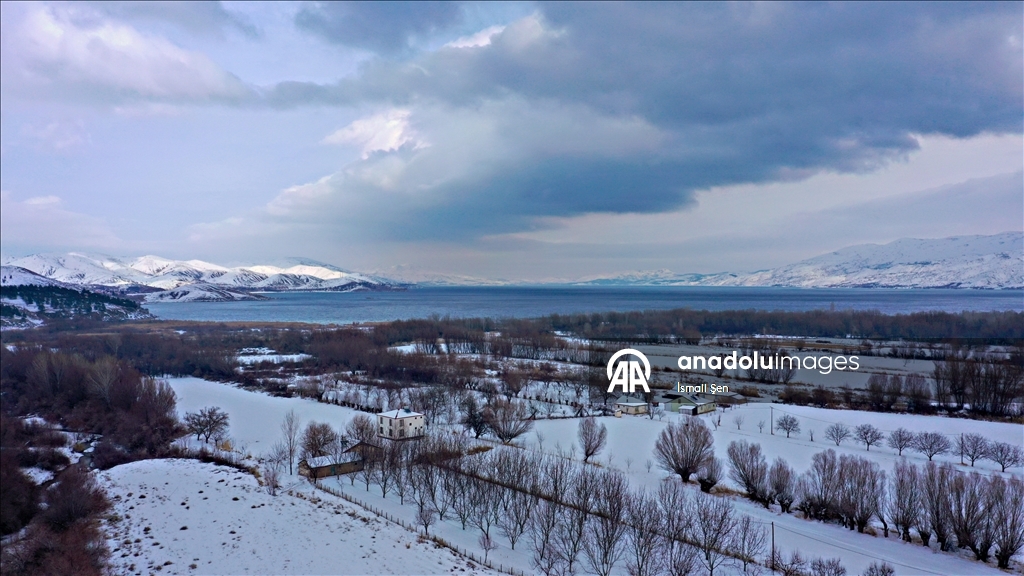 Çevresi karla kaplı Hazar Gölü ziyaretçilerini ağırlıyor
