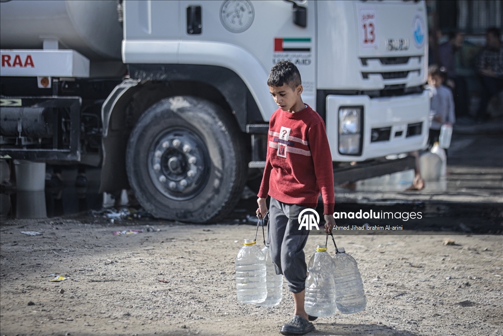 Gazze'de yerinden edilenlere su dağıtımı yapıldı