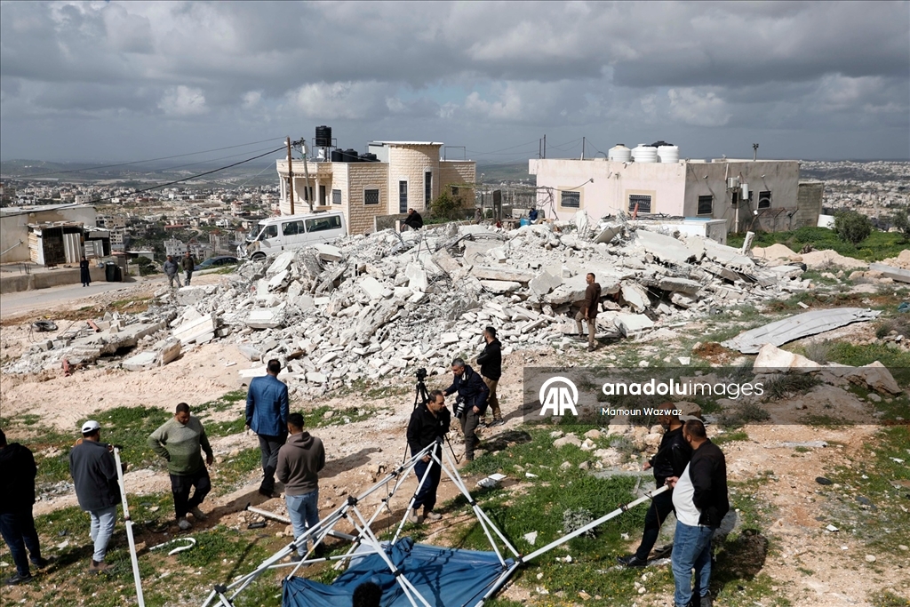 İsrail ordusu işgal altındaki Batı Şeria'da Filistinlilere ait bir evi yıktı