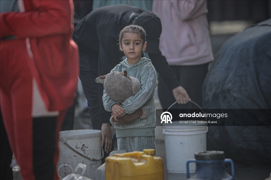 Gazze'de yerinden edilenlere su dağıtımı yapıldı
