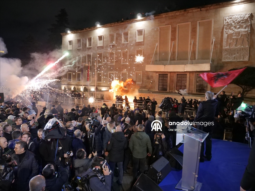 Албанская полиция применила водометы для разгона акции протеста оппозиции