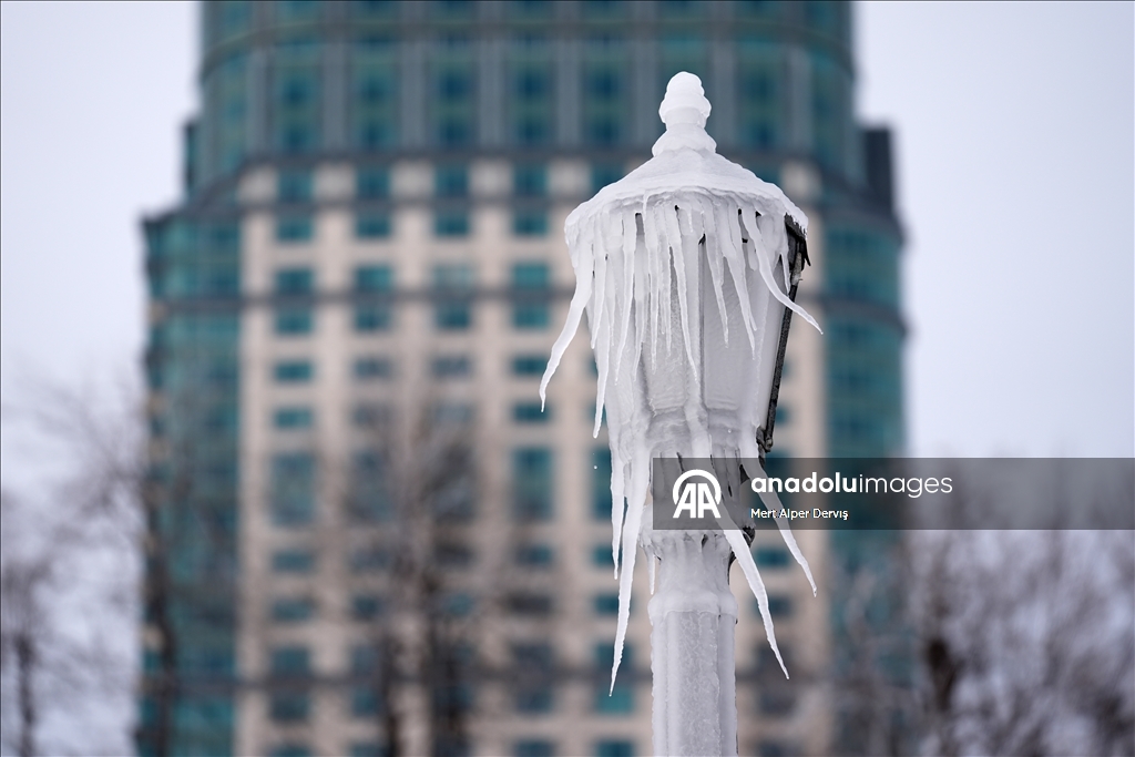 Niagara Falls Partially Freezes