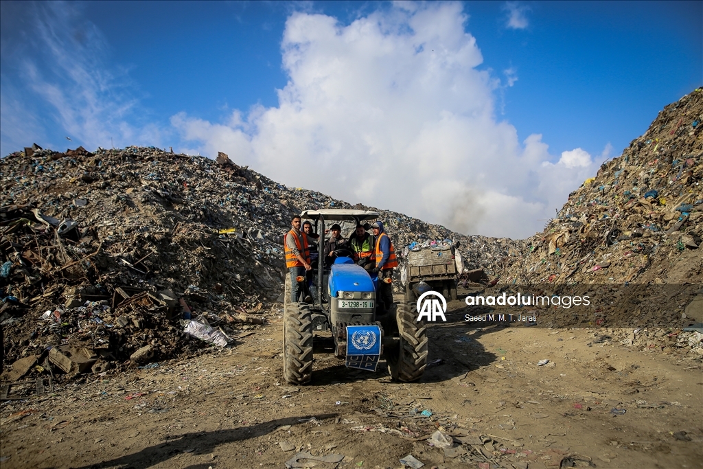 Gazze kentinde çevre ve sağlık riski oluşturan çöplük temizleniyor
