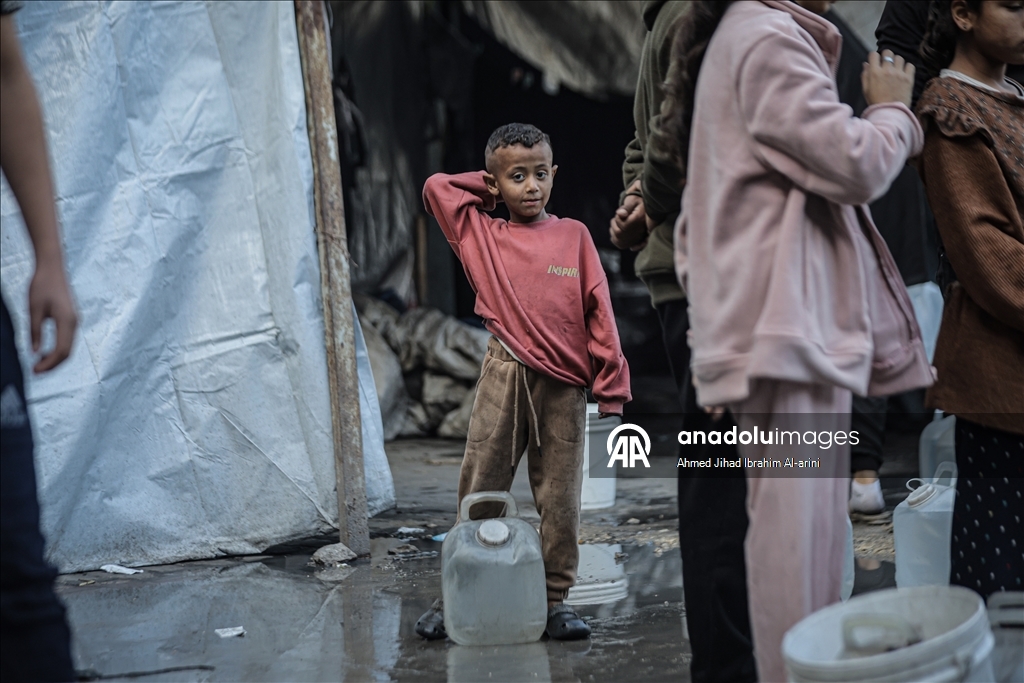 Gazze'de yerinden edilenlere su dağıtımı yapıldı