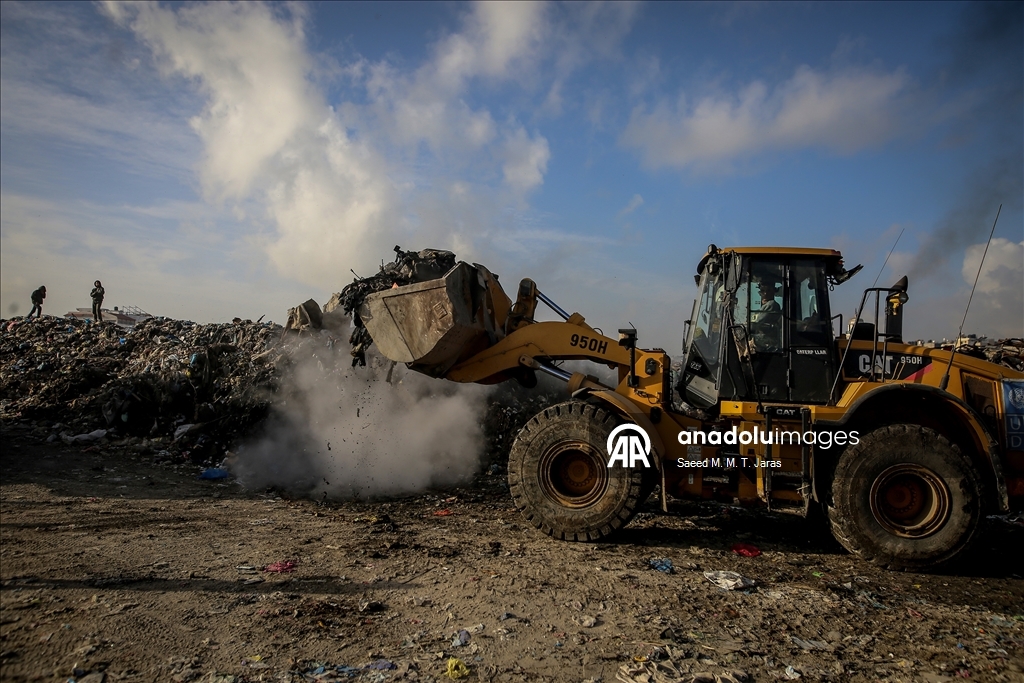 Gazze kentinde çevre ve sağlık riski oluşturan çöplük temizleniyor