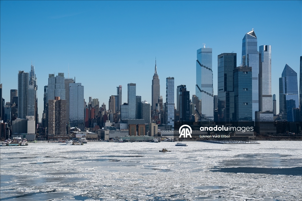 Ледяные глыбы на Гудзоне после двухнедельных морозов