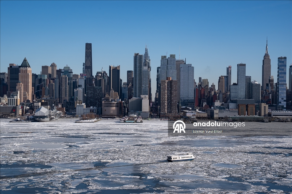 Ледяные глыбы на Гудзоне после двухнедельных морозов