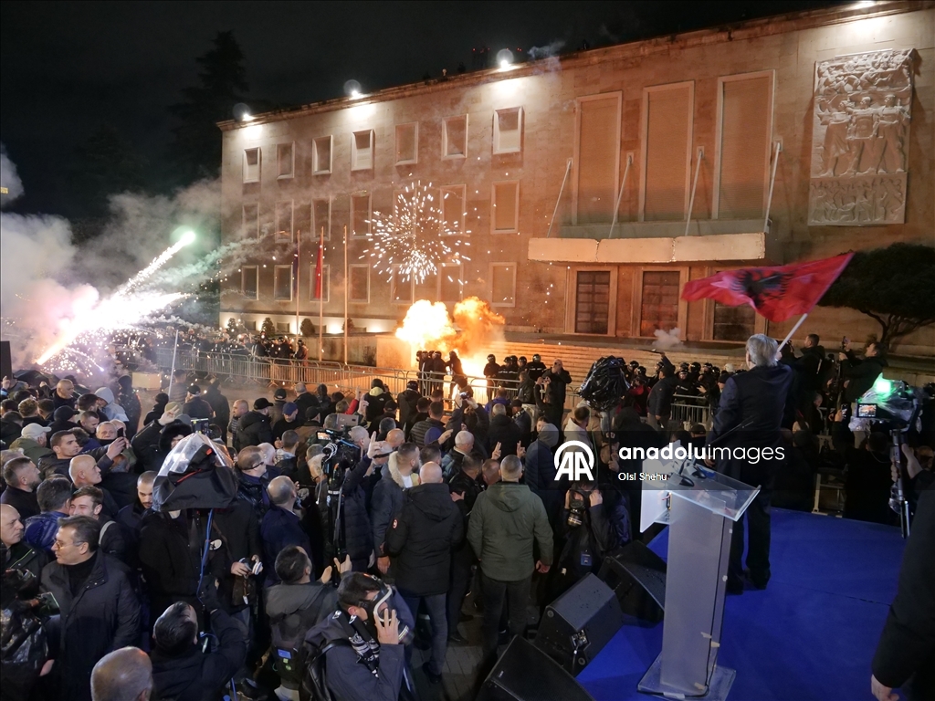 Албанская полиция применила водометы для разгона акции протеста оппозиции