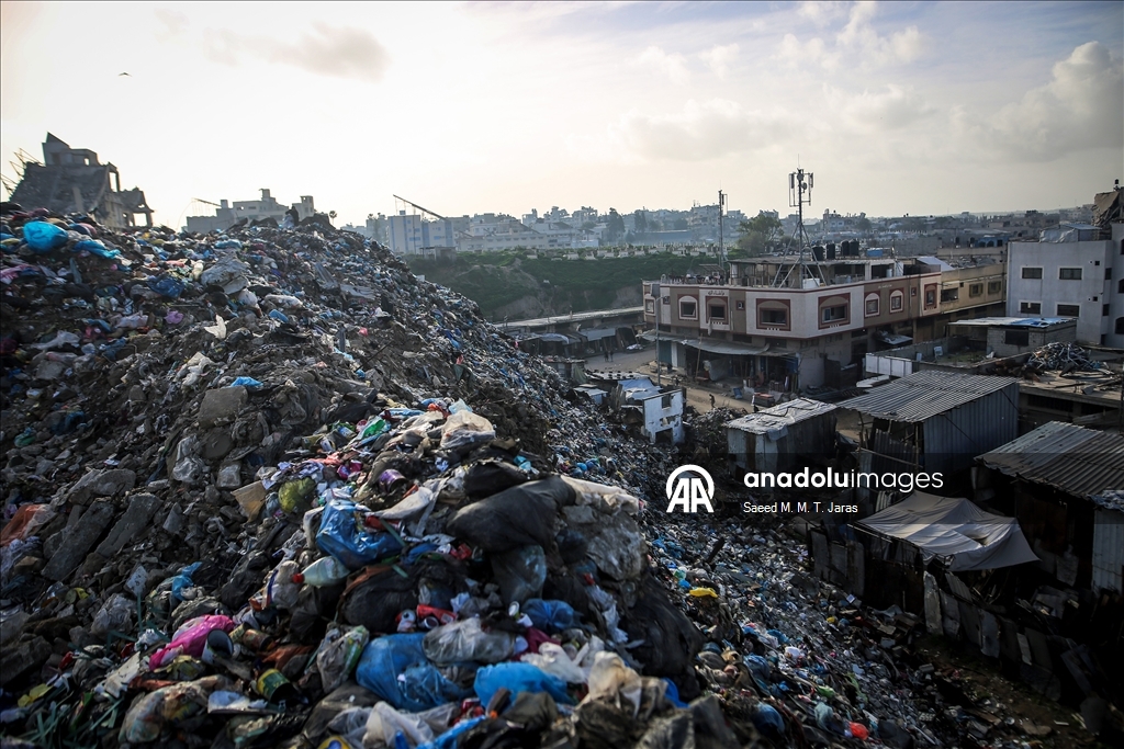 Gazze kentinde çevre ve sağlık riski oluşturan çöplük temizleniyor