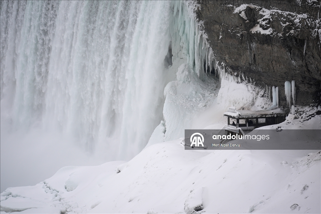 Niagara Falls Partially Freezes