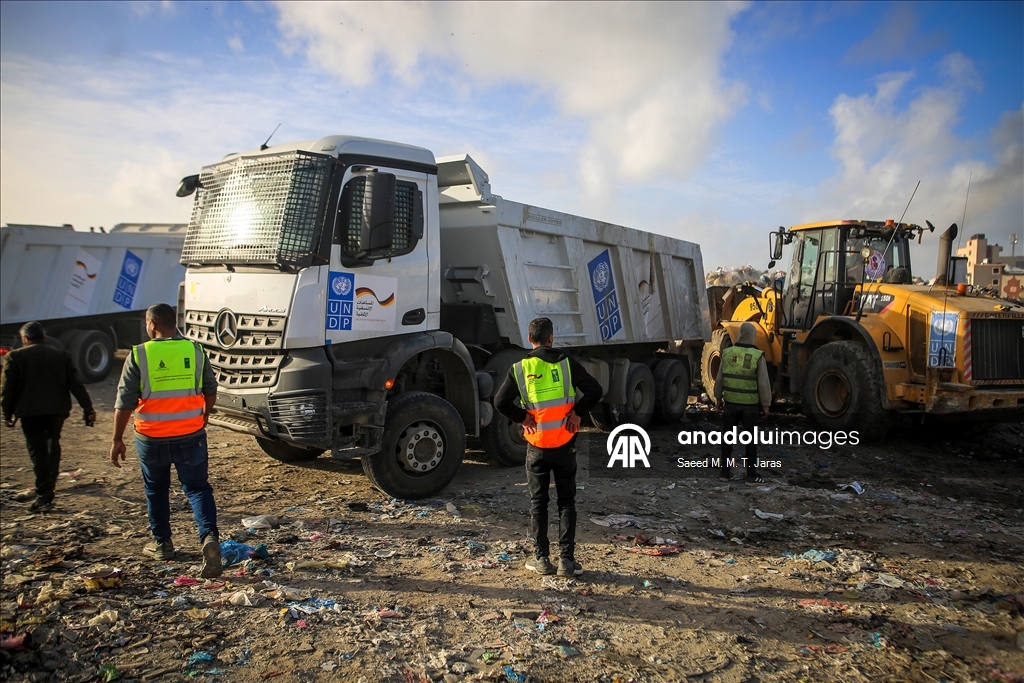 Gazze kentinde çevre ve sağlık riski oluşturan çöplük temizleniyor