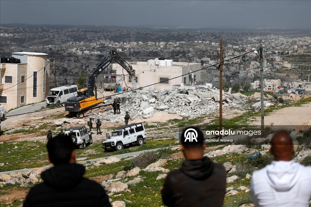 İsrail ordusu işgal altındaki Batı Şeria'da Filistinlilere ait bir evi yıktı
