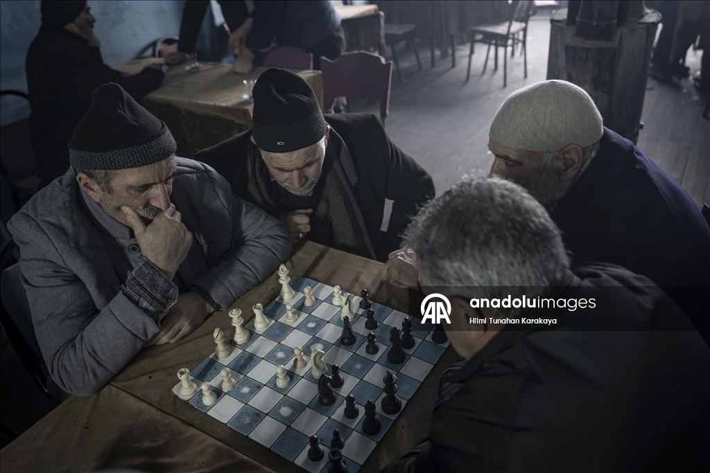 Erzurumlu satranç tutkunu amcalar, kahvehanede çay ve hatıralarla günlerini geçiriyor