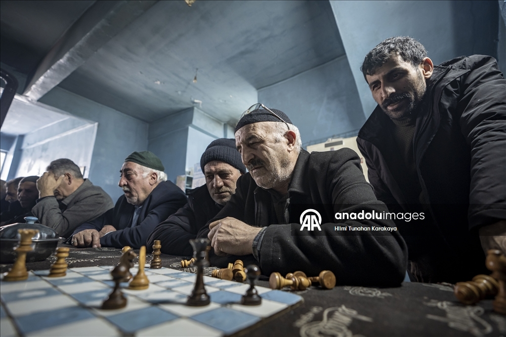 Erzurumlu satranç tutkunu amcalar, kahvehanede çay ve hatıralarla günlerini geçiriyor