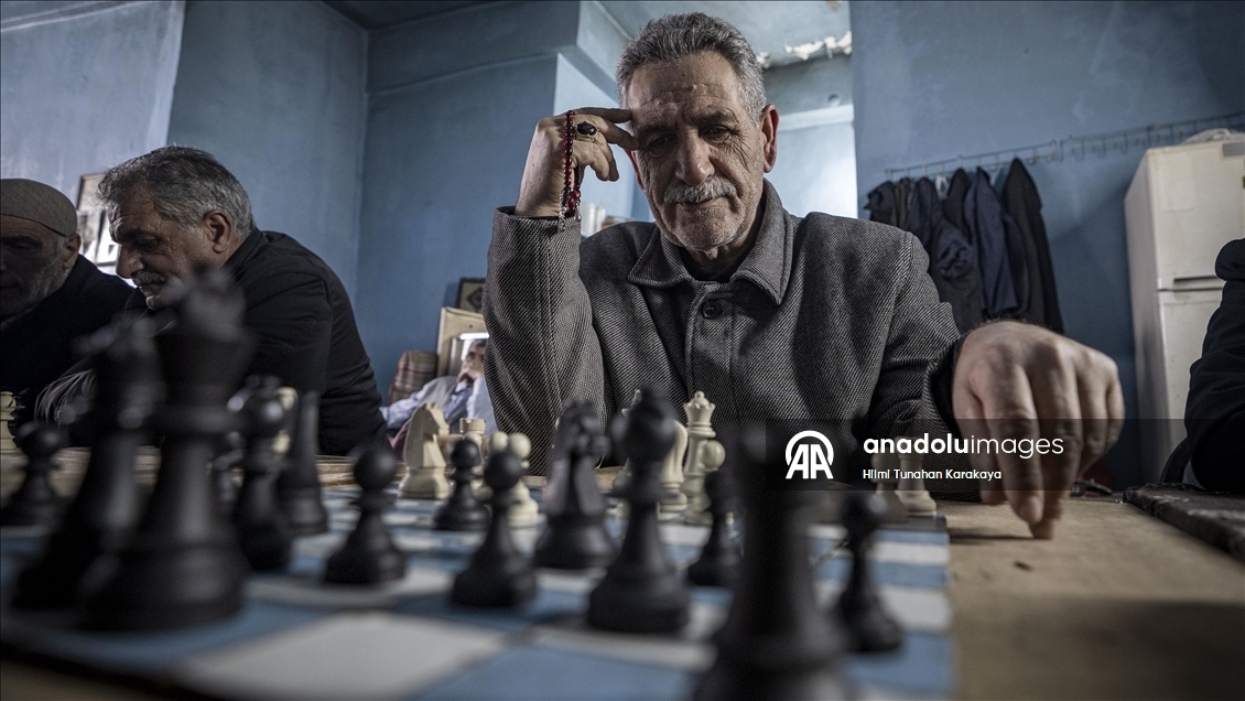 Erzurumlu satranç tutkunu amcalar, kahvehanede çay ve hatıralarla günlerini geçiriyor