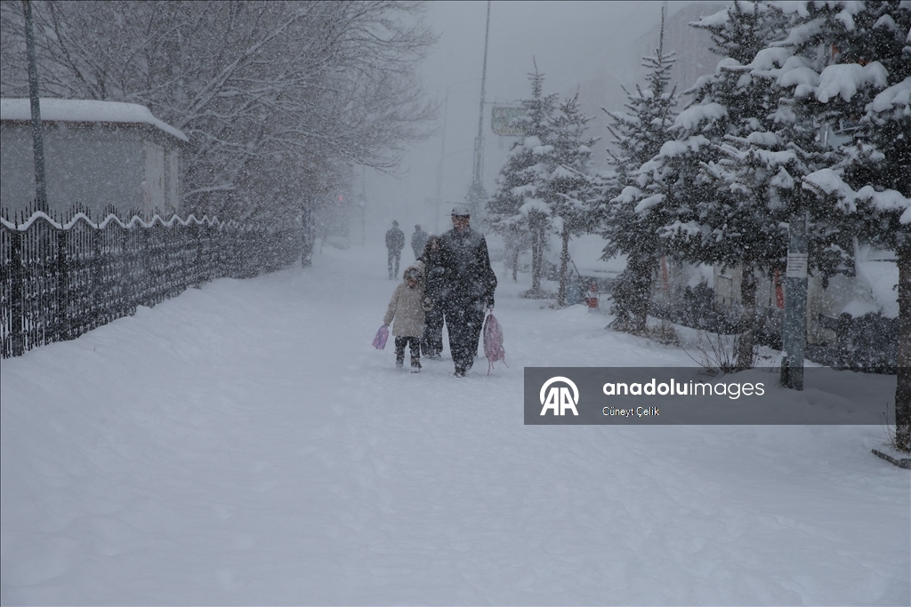 В многих регионах Турции наблюдается снег и холодная погода