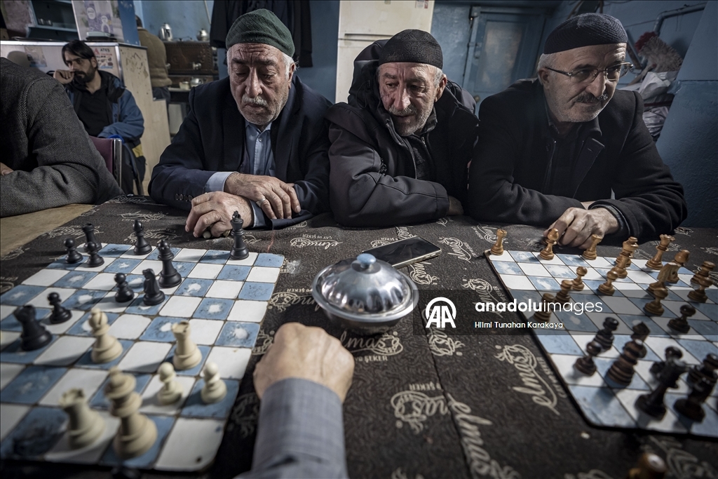 Erzurumlu satranç tutkunu amcalar, kahvehanede çay ve hatıralarla günlerini geçiriyor