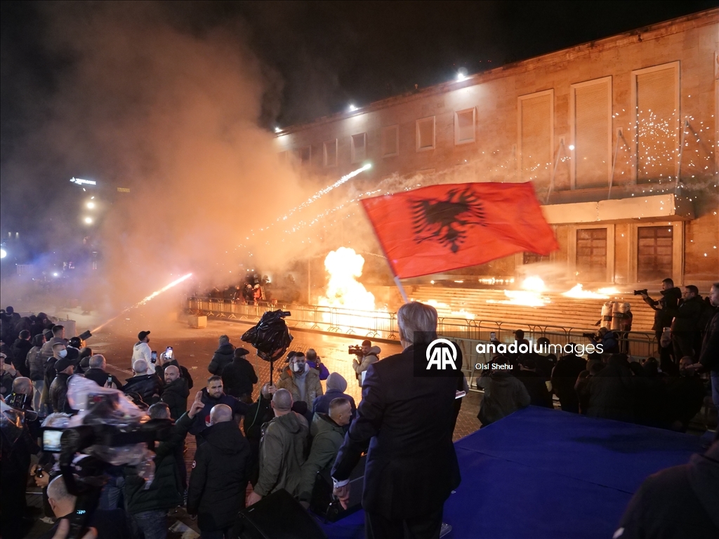 Албанская полиция применила водометы для разгона акции протеста оппозиции