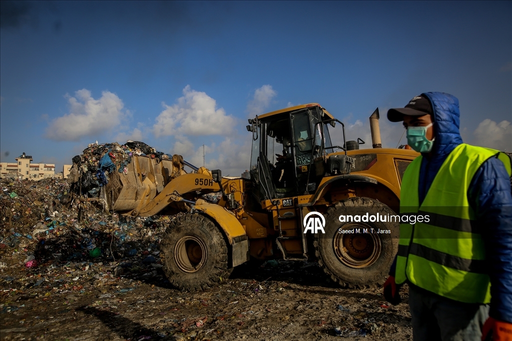 Gazze kentinde çevre ve sağlık riski oluşturan çöplük temizleniyor