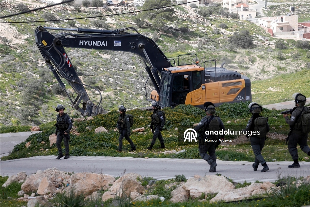 İsrail ordusu işgal altındaki Batı Şeria'da Filistinlilere ait bir evi yıktı