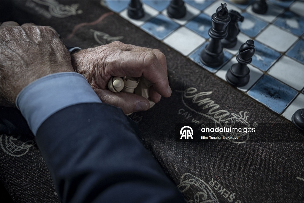 Erzurumlu satranç tutkunu amcalar, kahvehanede çay ve hatıralarla günlerini geçiriyor