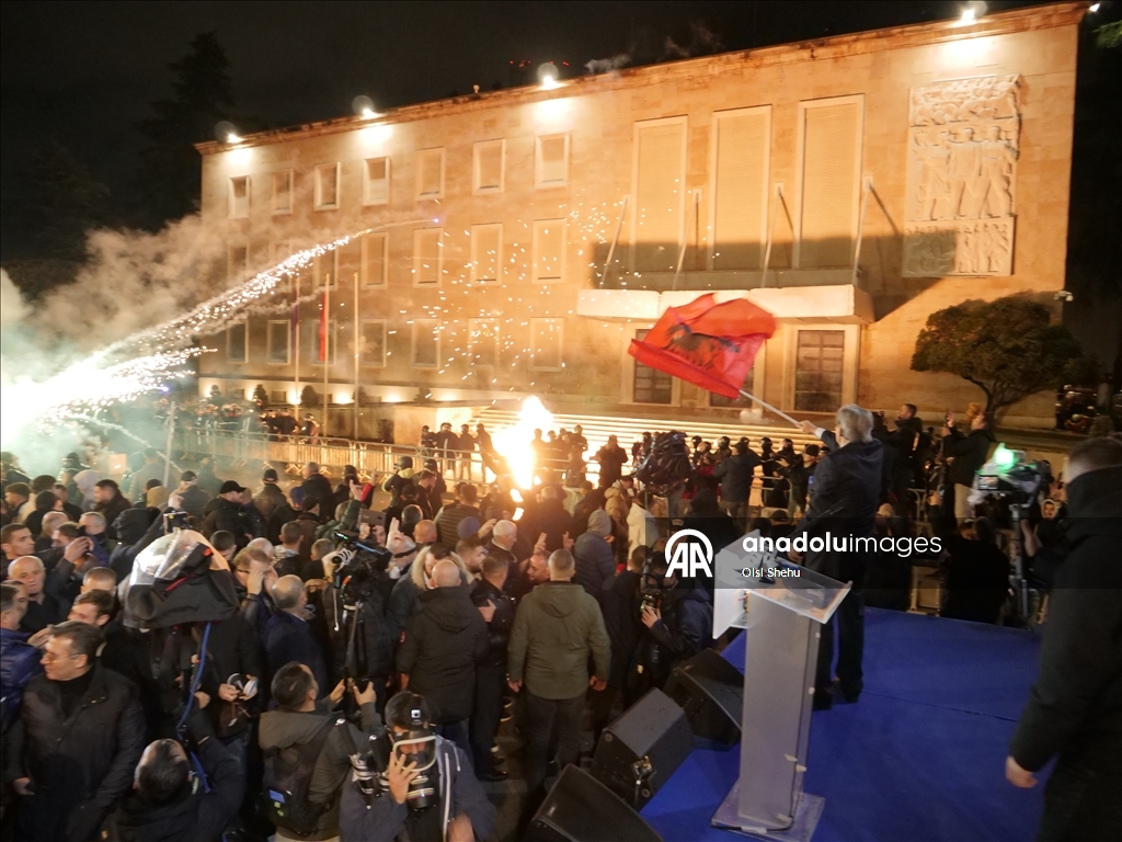 Албанская полиция применила водометы для разгона акции протеста оппозиции