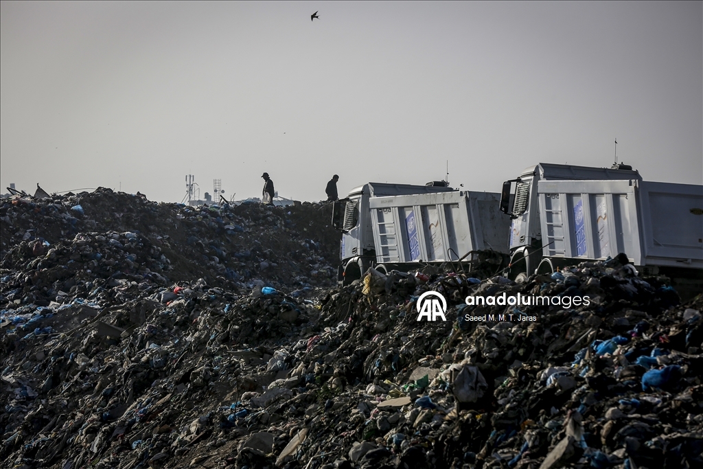 Gazze kentinde çevre ve sağlık riski oluşturan çöplük temizleniyor