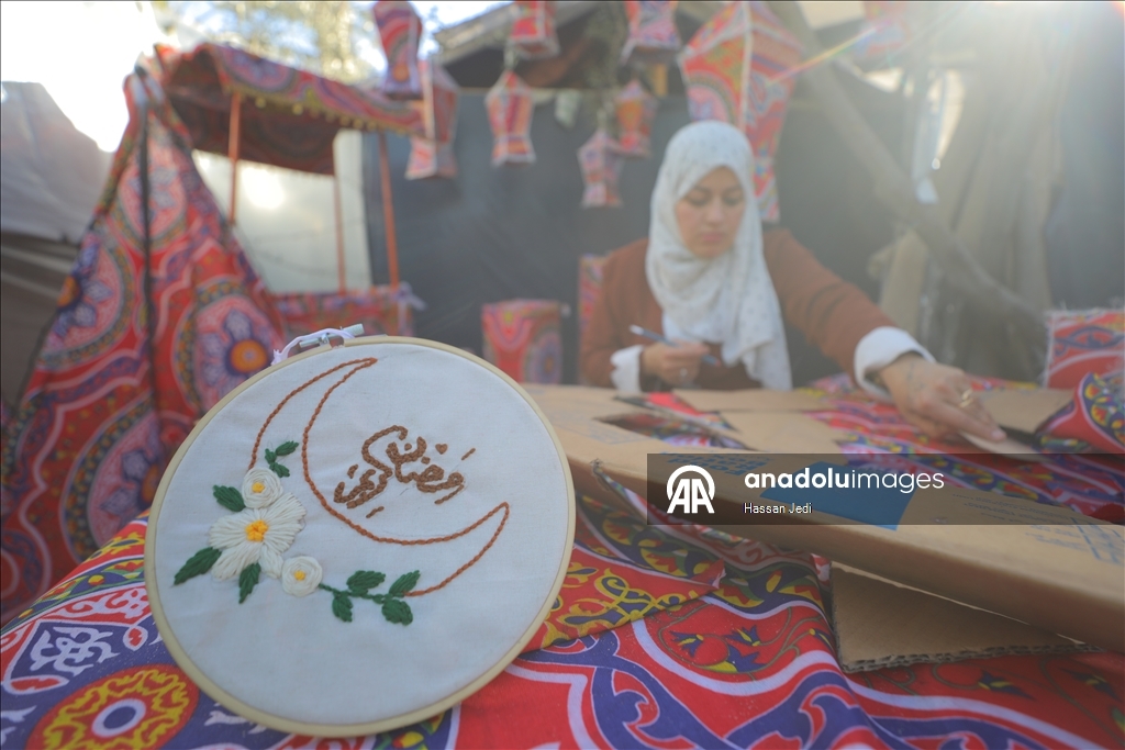 Filistinli Reyhan Hazım Şerab, yardım kolilerinden Ramazan fenerleri yapıyor