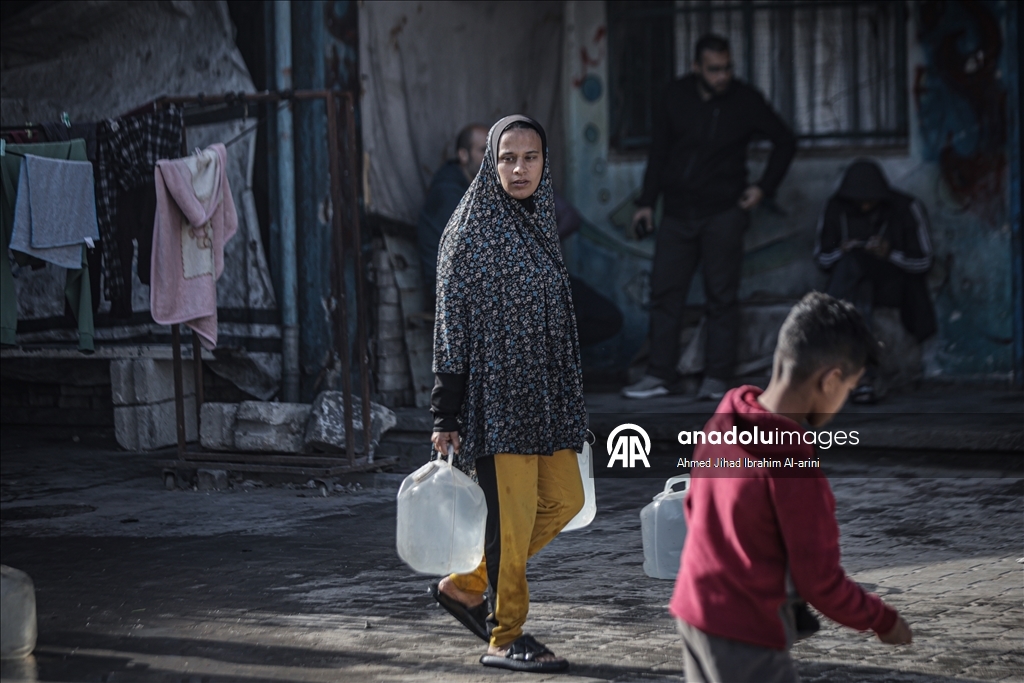 Gazze'de yerinden edilenlere su dağıtımı yapıldı