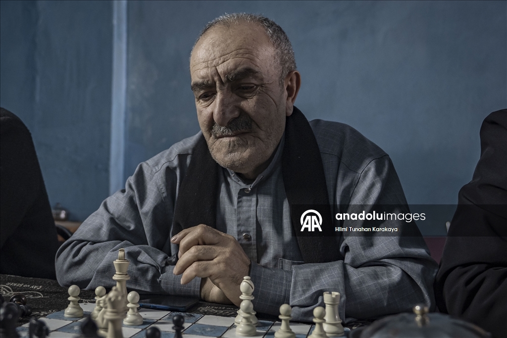 Erzurumlu satranç tutkunu amcalar, kahvehanede çay ve hatıralarla günlerini geçiriyor