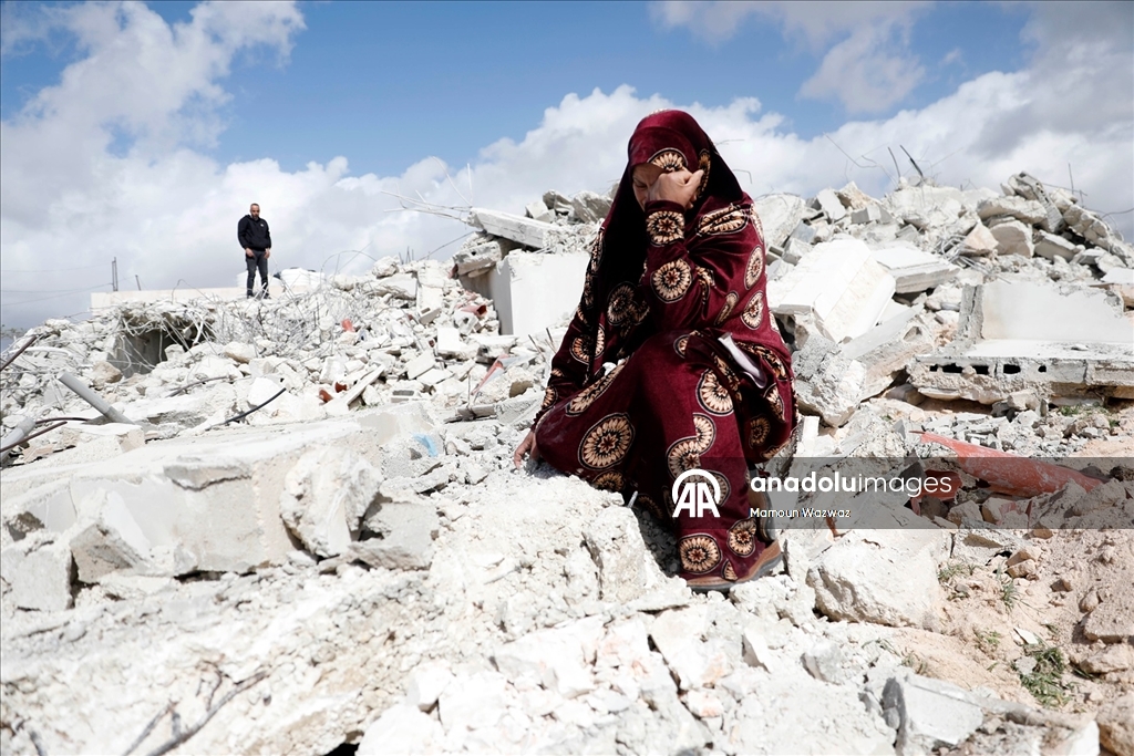 İsrail ordusu işgal altındaki Batı Şeria'da Filistinlilere ait bir evi yıktı