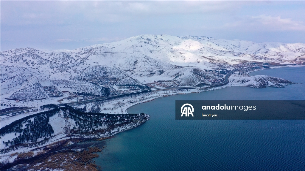 Çevresi karla kaplı Hazar Gölü ziyaretçilerini ağırlıyor