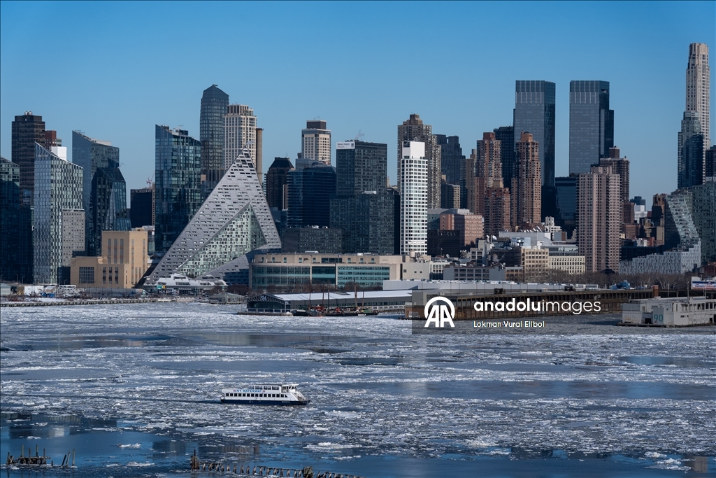 Ледяные глыбы на Гудзоне после двухнедельных морозов